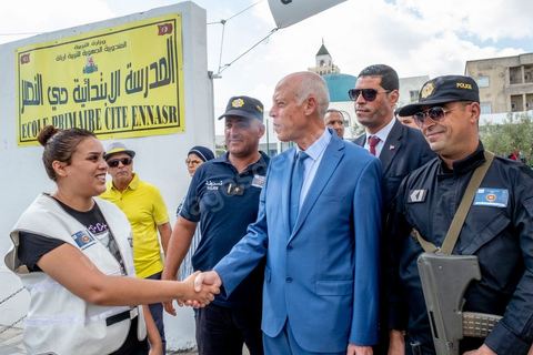 06 octobre 2019 :  En ce jour d'élections légilsatives en Tunisie, le candidat qualifié au second tour des élections présidentielles prévu pour le 13 octobre, Kais Saied, indépendant, se rend dans son bureau de vote pour effectuer son devoir de citoyen en compagnie de sa femme. Professeur de droit, la première fois qu'il votait de sa vie était le 15 septembre dernier pour le premier tour des présidentielles quil remporta. 
