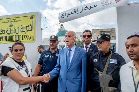 06 octobre 2019 :  En ce jour d'élections légilsatives en Tunisie, le candidat qualifié au second tour des élections présidentielles prévu pour le 13 octobre, Kais Saied, indépendant, se rend dans son bureau de vote pour effectuer son devoir de citoyen en compagnie de sa femme. Professeur de droit, la première fois qu'il votait de sa vie était le 15 septembre dernier pour le premier tour des présidentielles quil remporta. 