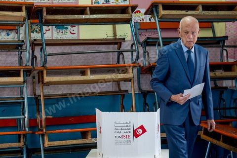 06 octobre 2019 :  En ce jour d'élections légilsatives en Tunisie, le candidat qualifié au second tour des élections présidentielles prévu pour le 13 octobre, Kais Saied, indépendant, se rend dans son bureau de vote pour effectuer son devoir de citoyen en compagnie de sa femme. Professeur de droit, la première fois qu'il votait de sa vie était le 15 septembre dernier pour le premier tour des présidentielles quil remporta. 