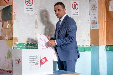 06 octobre 2019 : Jour de vote pour les élections législatives en Tunisie, Seifeddine Makhlouf, avocat, candidat éliminé au 1er tour des présidentielles et porte parole de la coalition Al Karama, mouvement islamiste proche des jeunes de la révolution, se rend pour voter à son bureau du quartier populaire de Bab Jedid à Tunis. Le soir son parti sera la surprise des élections avec la troisième place et près de 20 siéges à l'ARP selon les instituts de sondage.