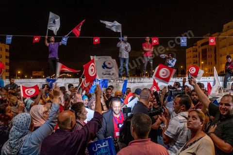 06 octobre 2019 : à 20h deux instituts de sondage mettent le parti Ennahdha en tête des élections législatives avec une quarantaine de sièges devant le parti "au coeur de la Tunisie", de Nabil Karoui, candidat en prison, avec 35 sièges à l'assemblée. Devant le siège du parti à Tunis, les militants d'Ennahdha sont venus fêter une victoire serrée et soutenir le leader du parti Rached Ghannouchi, président du parti et candidat sur Tunis. Les leadres du parti fêtent leur succès dans la rue et le bureau de Ghannouchi suivi d'une conférence de presse et d'un discours aux militants. 