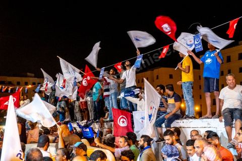 06 octobre 2019 : à 20h deux instituts de sondage mettent le parti Ennahdha en tête des élections législatives avec une quarantaine de sièges devant le parti "au coeur de la Tunisie", de Nabil Karoui, candidat en prison, avec 35 sièges à l'assemblée. Devant le siège du parti à Tunis, les militants d'Ennahdha sont venus fêter une victoire serrée et soutenir le leader du parti Rached Ghannouchi, président du parti et candidat sur Tunis. Les leadres du parti fêtent leur succès dans la rue et le bureau de Ghannouchi suivi d'une conférence de presse et d'un discours aux militants. 