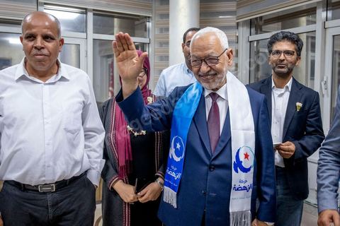 06 octobre 2019 : à 20h deux instituts de sondage mettent le parti Ennahdha en tête des élections législatives avec une quarantaine de sièges devant le parti "au coeur de la Tunisie", de Nabil Karoui, candidat en prison, avec 35 sièges à l'assemblée. Devant le siège du parti à Tunis, les militants d'Ennahdha sont venus fêter une victoire serrée et soutenir le leader du parti Rached Ghannouchi, président du parti et candidat sur Tunis. Les leadres du parti fêtent leur succès dans la rue et le bureau de Ghannouchi suivi d'une conférence de presse et d'un discours aux militants. 