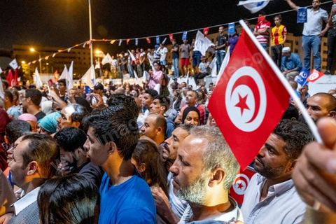 06 octobre 2019 : à 20h deux instituts de sondage mettent le parti Ennahdha en tête des élections législatives avec une quarantaine de sièges devant le parti "au coeur de la Tunisie", de Nabil Karoui, candidat en prison, avec 35 sièges à l'assemblée. Devant le siège du parti à Tunis, les militants d'Ennahdha sont venus fêter une victoire serrée et soutenir le leader du parti Rached Ghannouchi, président du parti et candidat sur Tunis. Les leadres du parti fêtent leur succès dans la rue et le bureau de Ghannouchi suivi d'une conférence de presse et d'un discours aux militants. 
