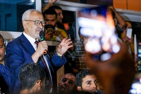 06 octobre 2019 : à 20h deux instituts de sondage mettent le parti Ennahdha en tête des élections législatives avec une quarantaine de sièges devant le parti "au coeur de la Tunisie", de Nabil Karoui, candidat en prison, avec 35 sièges à l'assemblée. Devant le siège du parti à Tunis, les militants d'Ennahdha sont venus fêter une victoire serrée et soutenir le leader du parti Rached Ghannouchi, président du parti et candidat sur Tunis. Les leadres du parti fêtent leur succès dans la rue et le bureau de Ghannouchi suivi d'une conférence de presse et d'un discours aux militants. 