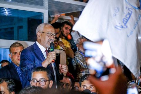 06 octobre 2019 : à 20h deux instituts de sondage mettent le parti Ennahdha en tête des élections législatives avec une quarantaine de sièges devant le parti "au coeur de la Tunisie", de Nabil Karoui, candidat en prison, avec 35 sièges à l'assemblée. Devant le siège du parti à Tunis, les militants d'Ennahdha sont venus fêter une victoire serrée et soutenir le leader du parti Rached Ghannouchi, président du parti et candidat sur Tunis. Les leadres du parti fêtent leur succès dans la rue et le bureau de Ghannouchi suivi d'une conférence de presse et d'un discours aux militants. 