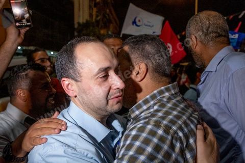 06 octobre 2019 : à 20h deux instituts de sondage mettent le parti Ennahdha en tête des élections législatives avec une quarantaine de sièges devant le parti "au coeur de la Tunisie", de Nabil Karoui, candidat en prison, avec 35 sièges à l'assemblée. Devant le siège du parti à Tunis, les militants d'Ennahdha sont venus fêter une victoire serrée et soutenir le leader du parti Rached Ghannouchi, président du parti et candidat sur Tunis. Les leadres du parti fêtent leur succès dans la rue et le bureau de Ghannouchi suivi d'une conférence de presse et d'un discours aux militants. 