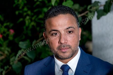 06 octobre 2019 : au QG de la coalition Karama, dirigée par l'avocat Seifeddine Makhlouf, à quelques minutes de l'annonce des résultats des sondages de sortis de bureau. La coalition est la surpirse du scrutin avec une troisième position provisoire derrière Ennahdha et Au coeur de la Tunisie, Seifeddine et ses proches collaborateurs fêtent leur victoire. Avec près de 17 sièges, cette coalition à tendance islamiste et révolutionnaire aura son importance dans la constitution d'une majorité. dès la soirèe Makhlouf confirme sa possible alliance avec Ennahdha. 
