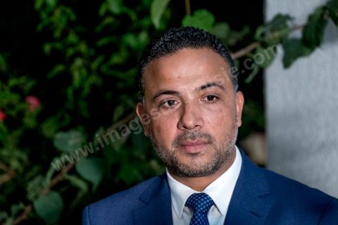 06 octobre 2019 : au QG de la coalition Karama, dirigée par l'avocat Seifeddine Makhlouf, à quelques minutes de l'annonce des résultats des sondages de sortis de bureau. La coalition est la surpirse du scrutin avec une troisième position provisoire derrière Ennahdha et Au coeur de la Tunisie, Seifeddine et ses proches collaborateurs fêtent leur victoire. Avec près de 17 sièges, cette coalition à tendance islamiste et révolutionnaire aura son importance dans la constitution d'une majorité. dès la soirèe Makhlouf confirme sa possible alliance avec Ennahdha. 