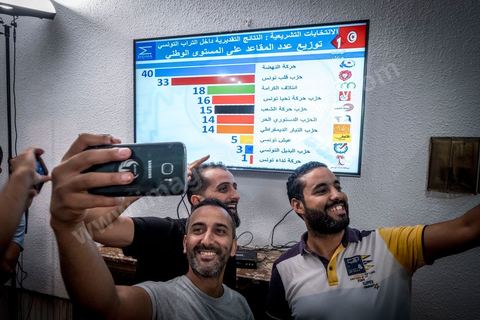 06 octobre 2019 : au QG de la coalition Karama, dirigée par l'avocat Seifeddine Makhlouf, à quelques minutes de l'annonce des résultats des sondages de sortis de bureau. La coalition est la surpirse du scrutin avec une troisième position provisoire derrière Ennahdha et Au coeur de la Tunisie, Seifeddine et ses proches collaborateurs fêtent leur victoire. Avec près de 17 sièges, cette coalition à tendance islamiste et révolutionnaire aura son importance dans la constitution d'une majorité. dès la soirèe Makhlouf confirme sa possible alliance avec Ennahdha. 