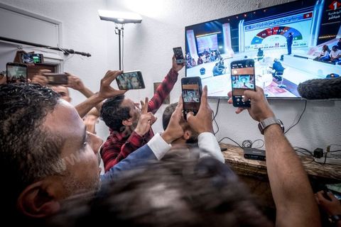 06 octobre 2019 : au QG de la coalition Karama, dirigée par l'avocat Seifeddine Makhlouf, à quelques minutes de l'annonce des résultats des sondages de sortis de bureau. La coalition est la surpirse du scrutin avec une troisième position provisoire derrière Ennahdha et Au coeur de la Tunisie, Seifeddine et ses proches collaborateurs fêtent leur victoire. Avec près de 17 sièges, cette coalition à tendance islamiste et révolutionnaire aura son importance dans la constitution d'une majorité. dès la soirèe Makhlouf confirme sa possible alliance avec Ennahdha. 
