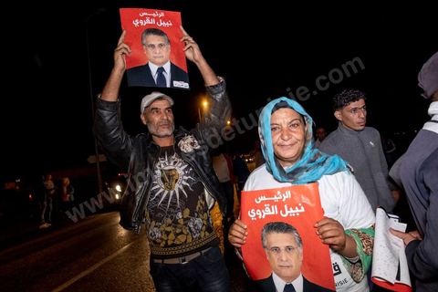 9 ocotbre 2019 : c'est à 19h30 que Nabil Karoui quitte la prison de la Mornaguia après 46 jours de détention accueilli à sa sortie par quelques centaines de ses militants venus pour certains en famille. C'est dans l'après midi que la Cour de cassation a ordonné sa libération immédiate suite au recours présenté par ses avocats. Nabil Karoui était incarcéré à la prison d'El Mornaguia depuis le 23 août dernier en vertu d'un mandat de dépôt livré par la Cour d'Appel de Tunis suite à une suspicion de blanchiment d'argent et d'évasion fiscale. Nabil Karoui est candidat au second tour de la Présidentielle, prévu dans 4 jours, et président du deuxième parti du pays, Qalb Tounès.