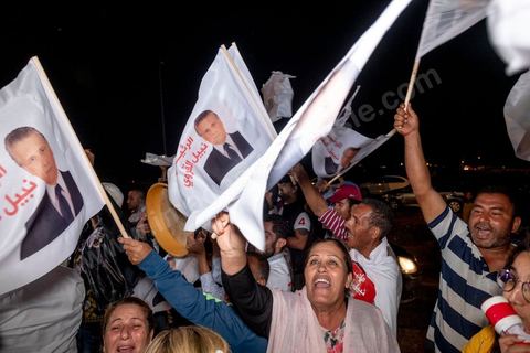 9 ocotbre 2019 : c'est à 19h30 que Nabil Karoui quitte la prison de la Mornaguia après 46 jours de détention accueilli à sa sortie par quelques centaines de ses militants venus pour certains en famille. C'est dans l'après midi que la Cour de cassation a ordonné sa libération immédiate suite au recours présenté par ses avocats. Nabil Karoui était incarcéré à la prison d'El Mornaguia depuis le 23 août dernier en vertu d'un mandat de dépôt livré par la Cour d'Appel de Tunis suite à une suspicion de blanchiment d'argent et d'évasion fiscale. Nabil Karoui est candidat au second tour de la Présidentielle, prévu dans 4 jours, et président du deuxième parti du pays, Qalb Tounès.
