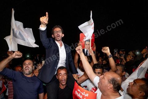 9 ocotbre 2019 : c'est à 19h30 que Nabil Karoui quitte la prison de la Mornaguia après 46 jours de détention accueilli à sa sortie par quelques centaines de ses militants venus pour certains en famille. C'est dans l'après midi que la Cour de cassation a ordonné sa libération immédiate suite au recours présenté par ses avocats. Nabil Karoui était incarcéré à la prison d'El Mornaguia depuis le 23 août dernier en vertu d'un mandat de dépôt livré par la Cour d'Appel de Tunis suite à une suspicion de blanchiment d'argent et d'évasion fiscale. Nabil Karoui est candidat au second tour de la Présidentielle, prévu dans 4 jours, et président du deuxième parti du pays, Qalb Tounès.