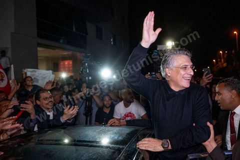 9 ocotbre 2019 : c'est à 19h30 que Nabil Karoui a quitté la prison de la Mornaguia après 46 jours de détention pour se rend ensuite au QG de son parti à Tunis, saluer ses collaborateurs et les quelques militants qui l'attendaient. C'est dans l'après midi que la Cour de cassation a ordonné sa libération immédiate suite au recours présenté par ses avocats. Nabil Karoui était incarcéré à la prison d'El Mornaguia depuis le 23 août dernier en vertu d'un mandat de dépôt livré par la Cour d'Appel de Tunis suite à une suspicion de blanchiment d'argent et d'évasion fiscale. Nabil Karoui est candidat au second tour de la Présidentielle, prévu dans 4 jours, et président du deuxième parti du pays, Qalb Tounès.