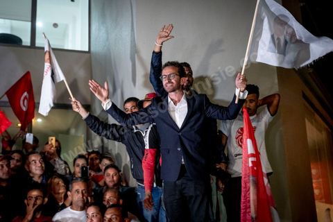 9 ocotbre 2019 : c'est à 19h30 que Nabil Karoui a quitté la prison de la Mornaguia après 46 jours de détention pour se rend ensuite au QG de son parti à Tunis, saluer ses collaborateurs et les quelques militants qui l'attendaient. C'est dans l'après midi que la Cour de cassation a ordonné sa libération immédiate suite au recours présenté par ses avocats. Nabil Karoui était incarcéré à la prison d'El Mornaguia depuis le 23 août dernier en vertu d'un mandat de dépôt livré par la Cour d'Appel de Tunis suite à une suspicion de blanchiment d'argent et d'évasion fiscale. Nabil Karoui est candidat au second tour de la Présidentielle, prévu dans 4 jours, et président du deuxième parti du pays, Qalb Tounès.
