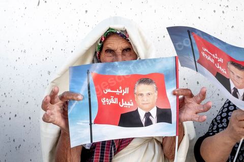 11 octobre 2019 : Premier et dernier jour de campagne pour Nabil Karoui, fraichement libéré de prison et candidat pour le second tour des présidentiels prévu ce dimanche 13 octobre. La campagne officielle termine ce soir à minuit, Nabil Karoui fait donc une tournée d'abord à Bizerte son fief natal puis à Tunis, ici dans un quartier populaire de Radès, banlieue sud de Tunis. Sa journée se terminera par un grand meeting à l'avenue Habib Bourguiba à Tunis puis par le débat à la télévision face à son adversaire Kasi Saied.
