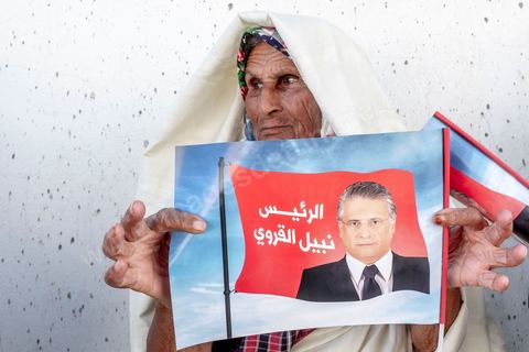 11 octobre 2019 : Premier et dernier jour de campagne pour Nabil Karoui, fraichement libéré de prison et candidat pour le second tour des présidentiels prévu ce dimanche 13 octobre. La campagne officielle termine ce soir à minuit, Nabil Karoui fait donc une tournée d'abord à Bizerte son fief natal puis à Tunis, ici dans un quartier populaire de Radès, banlieue sud de Tunis. Sa journée se terminera par un grand meeting à l'avenue Habib Bourguiba à Tunis puis par le débat à la télévision face à son adversaire Kasi Saied.