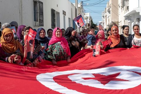 11 octobre 2019 : Premier et dernier jour de campagne pour Nabil Karoui, fraichement libéré de prison et candidat pour le second tour des présidentiels prévu ce dimanche 13 octobre. La campagne officielle termine ce soir à minuit, Nabil Karoui fait donc une tournée d'abord à Bizerte son fief natal puis à Tunis, ici dans un quartier populaire de Radès, banlieue sud de Tunis. Sa journée se terminera par un grand meeting à l'avenue Habib Bourguiba à Tunis puis par le débat à la télévision face à son adversaire Kasi Saied.