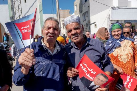 11 octobre 2019 : Premier et dernier jour de campagne pour Nabil Karoui, fraichement libéré de prison et candidat pour le second tour des présidentiels prévu ce dimanche 13 octobre. La campagne officielle termine ce soir à minuit, Nabil Karoui fait donc une tournée d'abord à Bizerte son fief natal puis à Tunis, ici dans un quartier populaire de Radès, banlieue sud de Tunis. Sa journée se terminera par un grand meeting à l'avenue Habib Bourguiba à Tunis puis par le débat à la télévision face à son adversaire Kasi Saied.