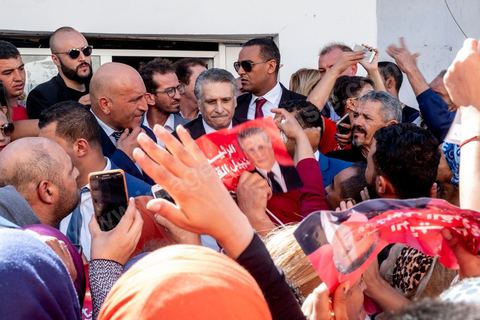 11 octobre 2019 : Premier et dernier jour de campagne pour Nabil Karoui, fraichement libéré de prison et candidat pour le second tour des présidentiels prévu ce dimanche 13 octobre. La campagne officielle termine ce soir à minuit, Nabil Karoui fait donc une tournée d'abord à Bizerte son fief natal puis à Tunis, ici dans un quartier populaire de Radès, banlieue sud de Tunis. Sa journée se terminera par un grand meeting à l'avenue Habib Bourguiba à Tunis puis par le débat à la télévision face à son adversaire Kasi Saied.