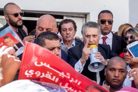 11 octobre 2019 : Premier et dernier jour de campagne pour Nabil Karoui, fraichement libéré de prison et candidat pour le second tour des présidentiels prévu ce dimanche 13 octobre. La campagne officielle termine ce soir à minuit, Nabil Karoui fait donc une tournée d'abord à Bizerte son fief natal puis à Tunis, ici dans un quartier populaire de Radès, banlieue sud de Tunis. Sa journée se terminera par un grand meeting à l'avenue Habib Bourguiba à Tunis puis par le débat à la télévision face à son adversaire Kasi Saied.