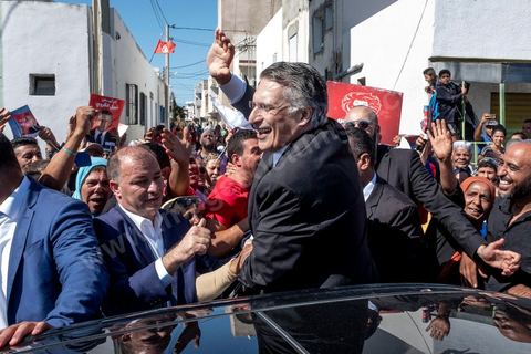 11 octobre 2019 : Premier et dernier jour de campagne pour Nabil Karoui, fraichement libéré de prison et candidat pour le second tour des présidentiels prévu ce dimanche 13 octobre. La campagne officielle termine ce soir à minuit, Nabil Karoui fait donc une tournée d'abord à Bizerte son fief natal puis à Tunis, ici dans un quartier populaire de Radès, banlieue sud de Tunis. Sa journée se terminera par un grand meeting à l'avenue Habib Bourguiba à Tunis puis par le débat à la télévision face à son adversaire Kasi Saied.