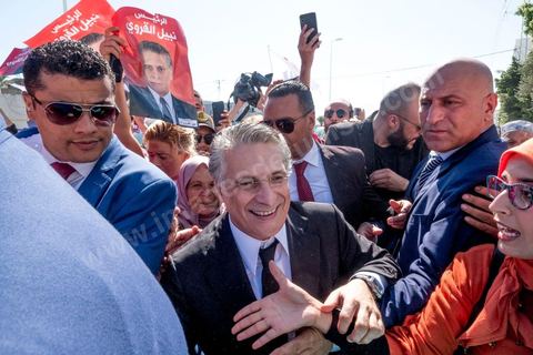 11 octobre 2019 : Premier et dernier jour de campagne pour Nabil Karoui, fraichement libéré de prison et candidat pour le second tour des présidentiels prévu ce dimanche 13 octobre. La campagne officielle termine ce soir à minuit, Nabil Karoui fait donc une tournée d'abord à Bizerte son fief natal puis à Tunis, ici dans un quartier populaire de Radès, banlieue sud de Tunis. Sa journée se terminera par un grand meeting à l'avenue Habib Bourguiba à Tunis puis par le débat à la télévision face à son adversaire Kasi Saied.