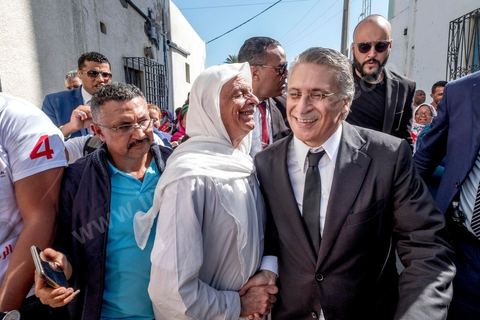 11 octobre 2019 : Premier et dernier jour de campagne pour Nabil Karoui, fraichement libéré de prison et candidat pour le second tour des présidentiels prévu ce dimanche 13 octobre. La campagne officielle termine ce soir à minuit, Nabil Karoui fait donc une tournée d'abord à Bizerte son fief natal puis à Tunis, ici dans un quartier populaire de Radès, banlieue sud de Tunis. Sa journée se terminera par un grand meeting à l'avenue Habib Bourguiba à Tunis puis par le débat à la télévision face à son adversaire Kasi Saied.