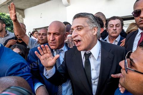 11 octobre 2019 : Premier et dernier jour de campagne pour Nabil Karoui, fraichement libéré de prison et candidat pour le second tour des présidentiels prévu ce dimanche 13 octobre. La campagne officielle termine ce soir à minuit, Nabil Karoui fait donc une tournée d'abord à Bizerte son fief natal puis à Tunis, ici dans un quartier populaire de Radès, banlieue sud de Tunis. Sa journée se terminera par un grand meeting à l'avenue Habib Bourguiba à Tunis puis par le débat à la télévision face à son adversaire Kasi Saied.