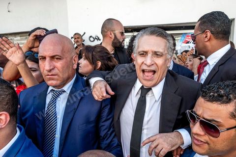 11 octobre 2019 : Premier et dernier jour de campagne pour Nabil Karoui, fraichement libéré de prison et candidat pour le second tour des présidentiels prévu ce dimanche 13 octobre. La campagne officielle termine ce soir à minuit, Nabil Karoui fait donc une tournée d'abord à Bizerte son fief natal puis à Tunis, ici dans un quartier populaire de Radès, banlieue sud de Tunis. Sa journée se terminera par un grand meeting à l'avenue Habib Bourguiba à Tunis puis par le débat à la télévision face à son adversaire Kasi Saied.