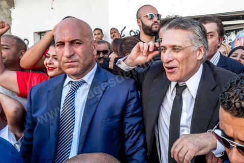 11 octobre 2019 : Premier et dernier jour de campagne pour Nabil Karoui, fraichement libéré de prison et candidat pour le second tour des présidentiels prévu ce dimanche 13 octobre. La campagne officielle termine ce soir à minuit, Nabil Karoui fait donc une tournée d'abord à Bizerte son fief natal puis à Tunis, ici dans un quartier populaire de Radès, banlieue sud de Tunis. Sa journée se terminera par un grand meeting à l'avenue Habib Bourguiba à Tunis puis par le débat à la télévision face à son adversaire Kasi Saied.