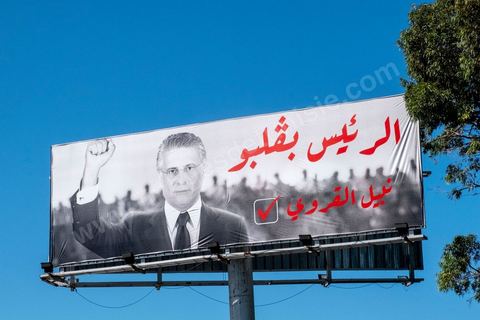 11 octobre 2019 : Premier et dernier jour de campagne pour Nabil Karoui, fraichement libéré de prison et candidat pour le second tour des présidentiels prévu ce dimanche 13 octobre. La campagne officielle termine ce soir à minuit, Nabil Karoui fait donc une tournée d'abord à Bizerte son fief natal puis à Tunis, ici dans un quartier populaire de Radès, banlieue sud de Tunis. Sa journée se terminera par un grand meeting à l'avenue Habib Bourguiba à Tunis puis par le débat à la télévision face à son adversaire Kasi Saied.