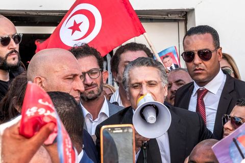 11 octobre 2019 : Premier et dernier jour de campagne pour Nabil Karoui, fraichement libéré de prison et candidat pour le second tour des présidentiels prévu ce dimanche 13 octobre. La campagne officielle termine ce soir à minuit, Nabil Karoui fait donc une tournée d'abord à Bizerte son fief natal puis à Tunis, ici dans un quartier populaire de Radès, banlieue sud de Tunis. Sa journée se terminera par un grand meeting à l'avenue Habib Bourguiba à Tunis puis par le débat à la télévision face à son adversaire Kasi Saied.