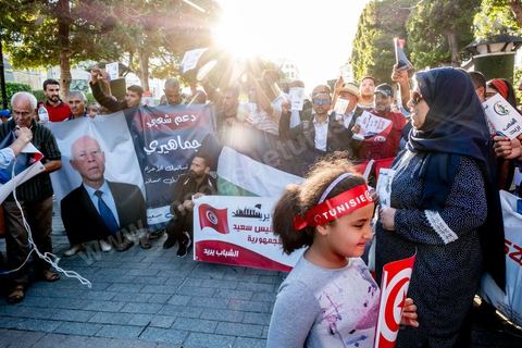 11 octobre 2019 : en ce dernier jour de campagne officielle pour le second tour des éléctions présidentielles, les bénévoles et militants du candidat indépendant et atypique de Kais Saied se sont réunis par milliers sur l'avenue Habib Bourguiba. Chants et discours pour soutenir leur candidat qui n'a pas fait de sortie cette semaine et a laissé ses partisans faire campagne pour lui. Kais Saied a fini premier au 1er tour des élections et profite du soutien des principaux partis qui ont appelés à voter pour lui comme Ennahdha, Al Karama, ou encore Attayr, il est donc favori pour le second tour au vu des reports de voix. 