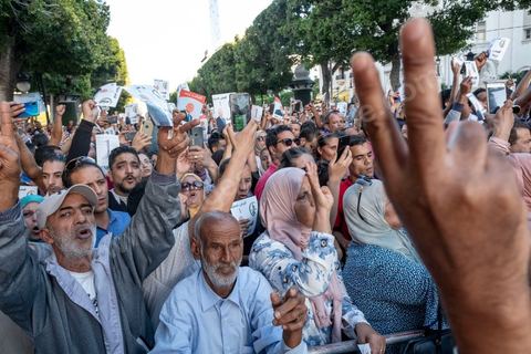 11 octobre 2019 : en ce dernier jour de campagne officielle pour le second tour des éléctions présidentielles, les bénévoles et militants du candidat indépendant et atypique de Kais Saied se sont réunis par milliers sur l'avenue Habib Bourguiba. Chants et discours pour soutenir leur candidat qui n'a pas fait de sortie cette semaine et a laissé ses partisans faire campagne pour lui. Kais Saied a fini premier au 1er tour des élections et profite du soutien des principaux partis qui ont appelés à voter pour lui comme Ennahdha, Al Karama, ou encore Attayr, il est donc favori pour le second tour au vu des reports de voix. 