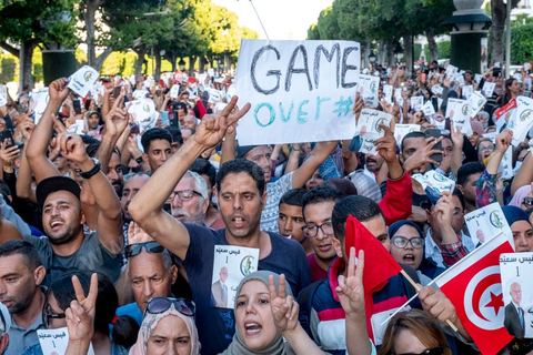 11 octobre 2019 : en ce dernier jour de campagne officielle pour le second tour des éléctions présidentielles, les bénévoles et militants du candidat indépendant et atypique de Kais Saied se sont réunis par milliers sur l'avenue Habib Bourguiba. Chants et discours pour soutenir leur candidat qui n'a pas fait de sortie cette semaine et a laissé ses partisans faire campagne pour lui. Kais Saied a fini premier au 1er tour des élections et profite du soutien des principaux partis qui ont appelés à voter pour lui comme Ennahdha, Al Karama, ou encore Attayr, il est donc favori pour le second tour au vu des reports de voix. 
