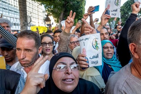 11 octobre 2019 : en ce dernier jour de campagne officielle pour le second tour des éléctions présidentielles, les bénévoles et militants du candidat indépendant et atypique de Kais Saied se sont réunis par milliers sur l'avenue Habib Bourguiba. Chants et discours pour soutenir leur candidat qui n'a pas fait de sortie cette semaine et a laissé ses partisans faire campagne pour lui. Kais Saied a fini premier au 1er tour des élections et profite du soutien des principaux partis qui ont appelés à voter pour lui comme Ennahdha, Al Karama, ou encore Attayr, il est donc favori pour le second tour au vu des reports de voix. 