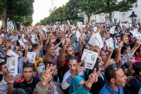 11 octobre 2019 : en ce dernier jour de campagne officielle pour le second tour des éléctions présidentielles, les bénévoles et militants du candidat indépendant et atypique de Kais Saied se sont réunis par milliers sur l'avenue Habib Bourguiba. Chants et discours pour soutenir leur candidat qui n'a pas fait de sortie cette semaine et a laissé ses partisans faire campagne pour lui. Kais Saied a fini premier au 1er tour des élections et profite du soutien des principaux partis qui ont appelés à voter pour lui comme Ennahdha, Al Karama, ou encore Attayr, il est donc favori pour le second tour au vu des reports de voix. 