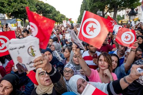11 octobre 2019 : en ce dernier jour de campagne officielle pour le second tour des éléctions présidentielles, les bénévoles et militants du candidat indépendant et atypique de Kais Saied se sont réunis par milliers sur l'avenue Habib Bourguiba. Chants et discours pour soutenir leur candidat qui n'a pas fait de sortie cette semaine et a laissé ses partisans faire campagne pour lui. Kais Saied a fini premier au 1er tour des élections et profite du soutien des principaux partis qui ont appelés à voter pour lui comme Ennahdha, Al Karama, ou encore Attayr, il est donc favori pour le second tour au vu des reports de voix. 