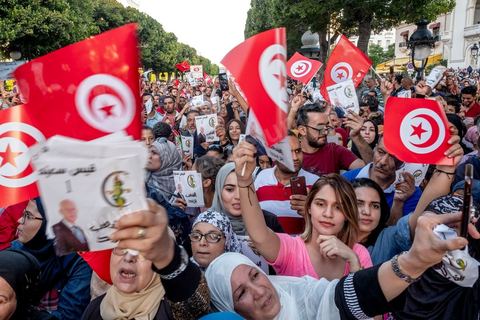 11 octobre 2019 : en ce dernier jour de campagne officielle pour le second tour des éléctions présidentielles, les bénévoles et militants du candidat indépendant et atypique de Kais Saied se sont réunis par milliers sur l'avenue Habib Bourguiba. Chants et discours pour soutenir leur candidat qui n'a pas fait de sortie cette semaine et a laissé ses partisans faire campagne pour lui. Kais Saied a fini premier au 1er tour des élections et profite du soutien des principaux partis qui ont appelés à voter pour lui comme Ennahdha, Al Karama, ou encore Attayr, il est donc favori pour le second tour au vu des reports de voix. 