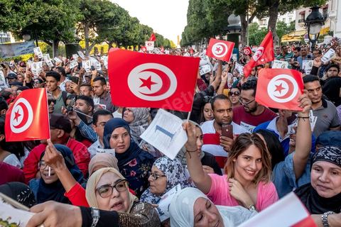 11 octobre 2019 : en ce dernier jour de campagne officielle pour le second tour des éléctions présidentielles, les bénévoles et militants du candidat indépendant et atypique de Kais Saied se sont réunis par milliers sur l'avenue Habib Bourguiba. Chants et discours pour soutenir leur candidat qui n'a pas fait de sortie cette semaine et a laissé ses partisans faire campagne pour lui. Kais Saied a fini premier au 1er tour des élections et profite du soutien des principaux partis qui ont appelés à voter pour lui comme Ennahdha, Al Karama, ou encore Attayr, il est donc favori pour le second tour au vu des reports de voix. 