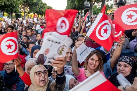 11 octobre 2019 : en ce dernier jour de campagne officielle pour le second tour des éléctions présidentielles, les bénévoles et militants du candidat indépendant et atypique de Kais Saied se sont réunis par milliers sur l'avenue Habib Bourguiba. Chants et discours pour soutenir leur candidat qui n'a pas fait de sortie cette semaine et a laissé ses partisans faire campagne pour lui. Kais Saied a fini premier au 1er tour des élections et profite du soutien des principaux partis qui ont appelés à voter pour lui comme Ennahdha, Al Karama, ou encore Attayr, il est donc favori pour le second tour au vu des reports de voix. 