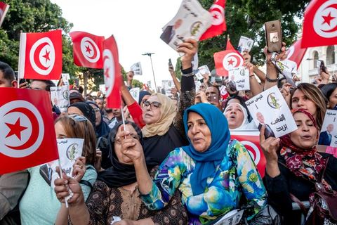 11 octobre 2019 : en ce dernier jour de campagne officielle pour le second tour des éléctions présidentielles, les bénévoles et militants du candidat indépendant et atypique de Kais Saied se sont réunis par milliers sur l'avenue Habib Bourguiba. Chants et discours pour soutenir leur candidat qui n'a pas fait de sortie cette semaine et a laissé ses partisans faire campagne pour lui. Kais Saied a fini premier au 1er tour des élections et profite du soutien des principaux partis qui ont appelés à voter pour lui comme Ennahdha, Al Karama, ou encore Attayr, il est donc favori pour le second tour au vu des reports de voix. 