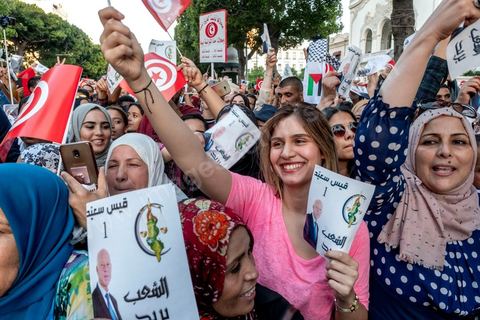 11 octobre 2019 : en ce dernier jour de campagne officielle pour le second tour des éléctions présidentielles, les bénévoles et militants du candidat indépendant et atypique de Kais Saied se sont réunis par milliers sur l'avenue Habib Bourguiba. Chants et discours pour soutenir leur candidat qui n'a pas fait de sortie cette semaine et a laissé ses partisans faire campagne pour lui. Kais Saied a fini premier au 1er tour des élections et profite du soutien des principaux partis qui ont appelés à voter pour lui comme Ennahdha, Al Karama, ou encore Attayr, il est donc favori pour le second tour au vu des reports de voix. 