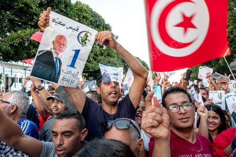 11 octobre 2019 : en ce dernier jour de campagne officielle pour le second tour des éléctions présidentielles, les bénévoles et militants du candidat indépendant et atypique de Kais Saied se sont réunis par milliers sur l'avenue Habib Bourguiba. Chants et discours pour soutenir leur candidat qui n'a pas fait de sortie cette semaine et a laissé ses partisans faire campagne pour lui. Kais Saied a fini premier au 1er tour des élections et profite du soutien des principaux partis qui ont appelés à voter pour lui comme Ennahdha, Al Karama, ou encore Attayr, il est donc favori pour le second tour au vu des reports de voix. 