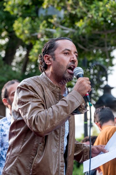 11 octobre 2019 : en ce dernier jour de campagne officielle pour le second tour des éléctions présidentielles, les bénévoles et militants du candidat indépendant et atypique de Kais Saied se sont réunis par milliers sur l'avenue Habib Bourguiba. Chants et discours pour soutenir leur candidat qui n'a pas fait de sortie cette semaine et a laissé ses partisans faire campagne pour lui. Kais Saied a fini premier au 1er tour des élections et profite du soutien des principaux partis qui ont appelés à voter pour lui comme Ennahdha, Al Karama, ou encore Attayr, il est donc favori pour le second tour au vu des reports de voix. 