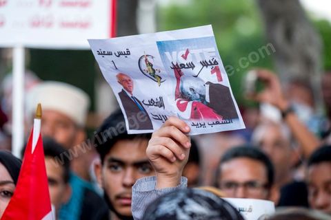 11 octobre 2019 : en ce dernier jour de campagne officielle pour le second tour des éléctions présidentielles, les bénévoles et militants du candidat indépendant et atypique de Kais Saied se sont réunis par milliers sur l'avenue Habib Bourguiba. Chants et discours pour soutenir leur candidat qui n'a pas fait de sortie cette semaine et a laissé ses partisans faire campagne pour lui. Kais Saied a fini premier au 1er tour des élections et profite du soutien des principaux partis qui ont appelés à voter pour lui comme Ennahdha, Al Karama, ou encore Attayr, il est donc favori pour le second tour au vu des reports de voix. 