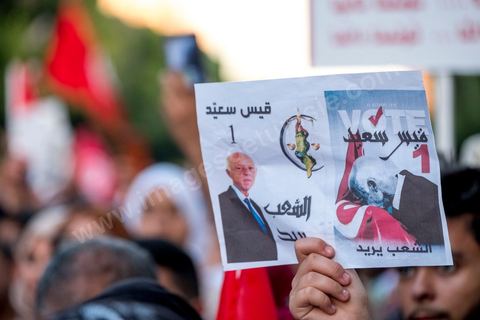 11 octobre 2019 : en ce dernier jour de campagne officielle pour le second tour des éléctions présidentielles, les bénévoles et militants du candidat indépendant et atypique de Kais Saied se sont réunis par milliers sur l'avenue Habib Bourguiba. Chants et discours pour soutenir leur candidat qui n'a pas fait de sortie cette semaine et a laissé ses partisans faire campagne pour lui. Kais Saied a fini premier au 1er tour des élections et profite du soutien des principaux partis qui ont appelés à voter pour lui comme Ennahdha, Al Karama, ou encore Attayr, il est donc favori pour le second tour au vu des reports de voix. 
