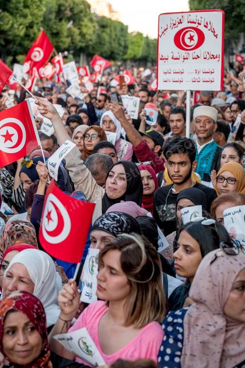 11 octobre 2019 : en ce dernier jour de campagne officielle pour le second tour des éléctions présidentielles, les bénévoles et militants du candidat indépendant et atypique de Kais Saied se sont réunis par milliers sur l'avenue Habib Bourguiba. Chants et discours pour soutenir leur candidat qui n'a pas fait de sortie cette semaine et a laissé ses partisans faire campagne pour lui. Kais Saied a fini premier au 1er tour des élections et profite du soutien des principaux partis qui ont appelés à voter pour lui comme Ennahdha, Al Karama, ou encore Attayr, il est donc favori pour le second tour au vu des reports de voix. 